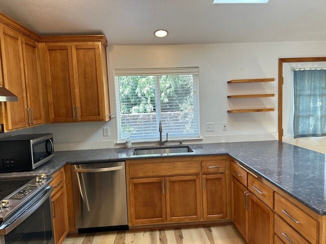 Building Photo - Beautifully updated 3 bedroom 2 bath house...