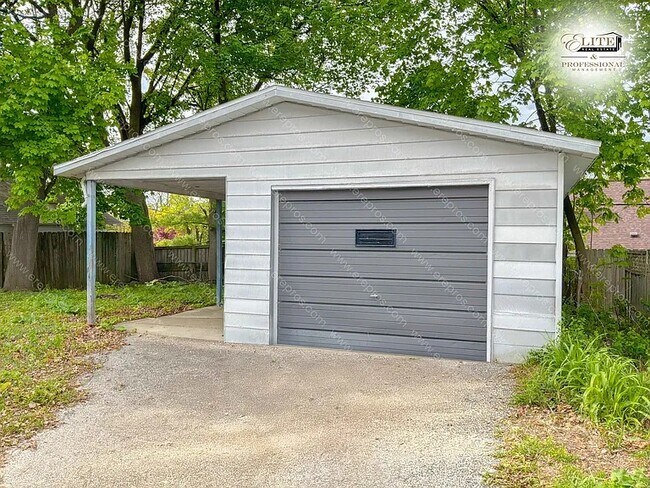 Building Photo - Charming Pet-Friendly 2BR Home with Fenced Yard & Modern Amenities in Flint!