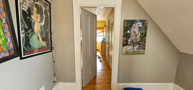 Building Photo - 1.5 Bed Spacious Top-Floor Allston apt! Fi...