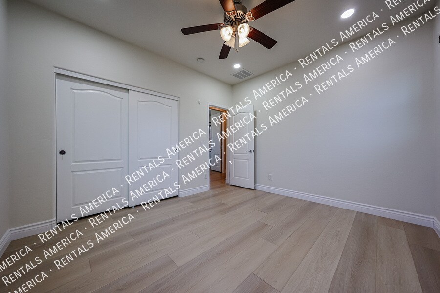 Building Photo - 1081 N Mason Dr