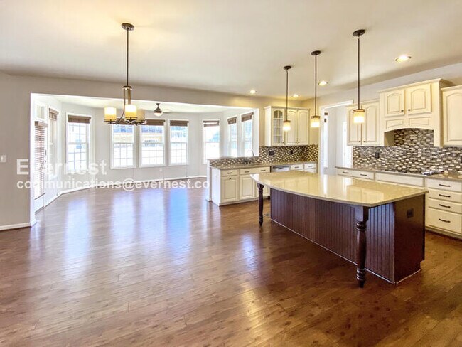 Building Photo - 5 Bed, 4.5 Bath Home with Fenced Yard & Garage / Coming Soon!