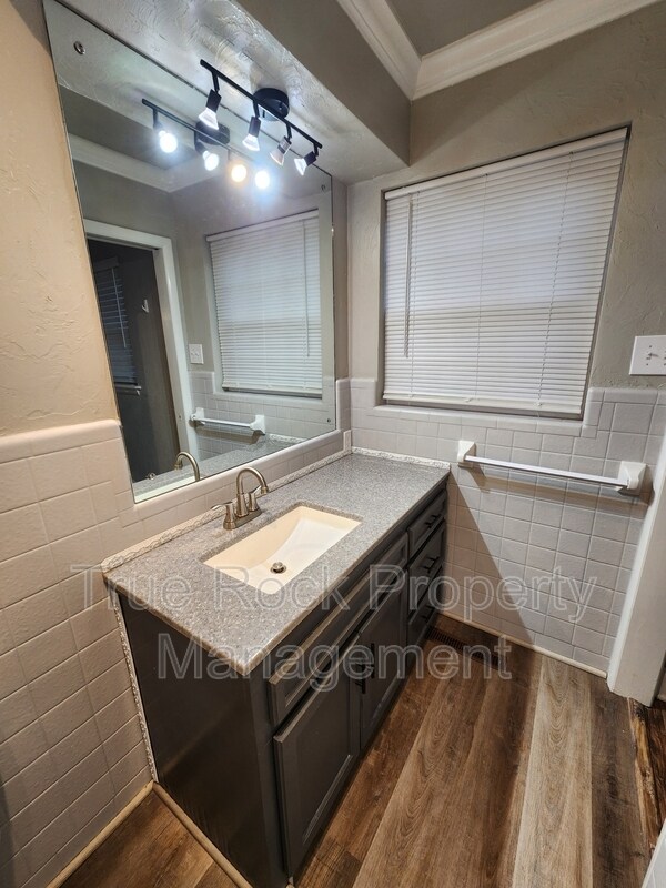 Building Photo - 204 S Morrison Dr