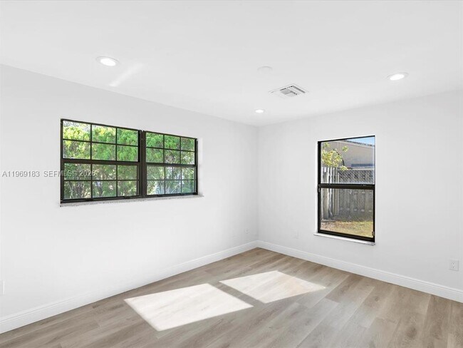 Building Photo - 8 SW 11th St