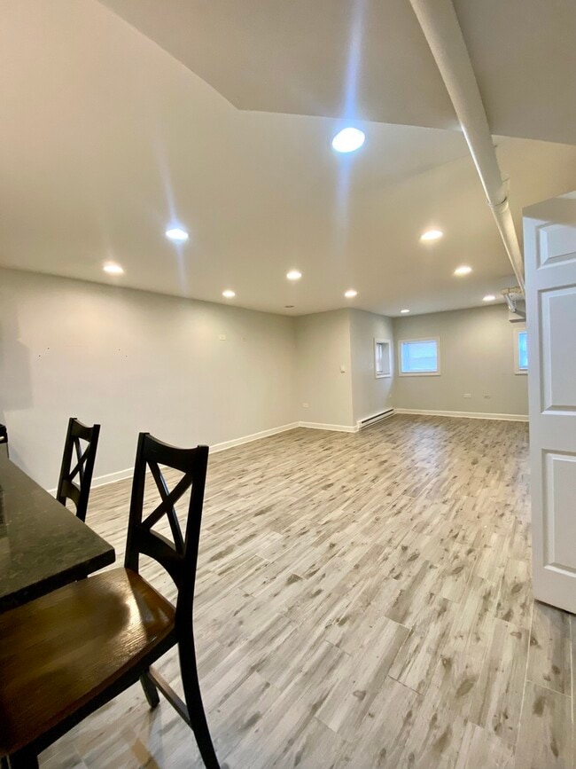 Building Photo - 1721 W Bryn Mawr Ave