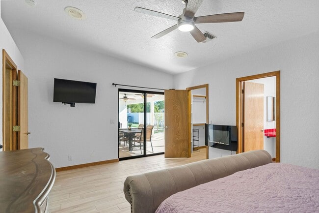 Building Photo - 4 Bedroom Pool Home on the Golf Course