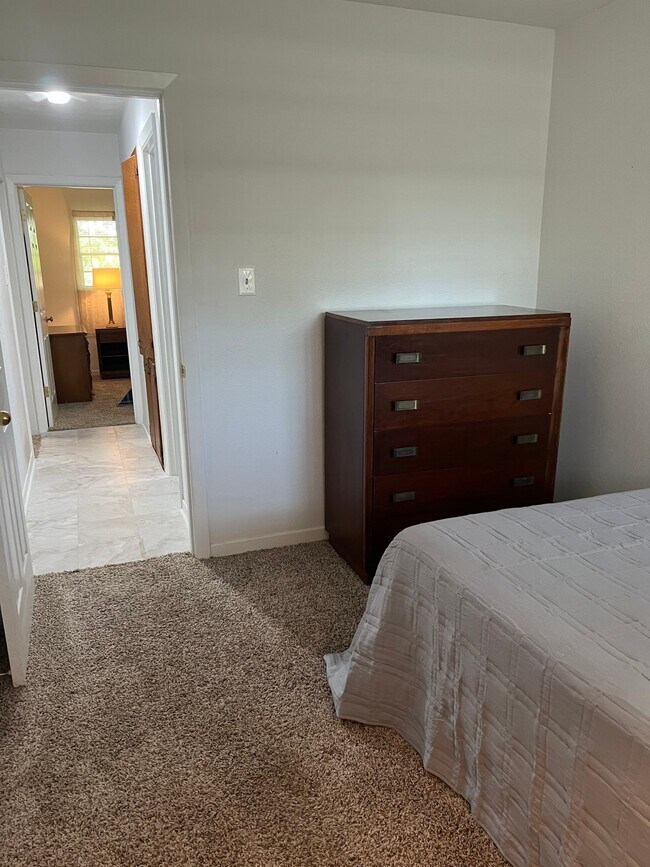 Building Photo - 1708 Holloman Dr