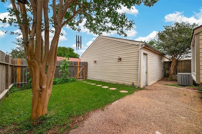 Building Photo - 9118 Wilcrest Dr