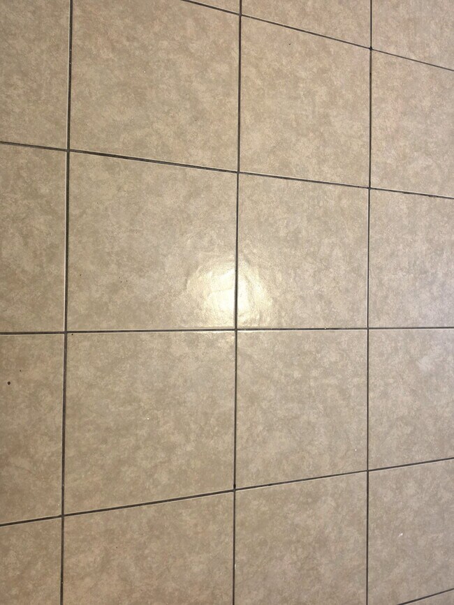 Building Photo - MOVE-IN READY 3 BEDROOM WITH $250 BONUS – ALL TILE & CENTRAL AIR OFFERING $250 GIFT CARE AFTER SU...