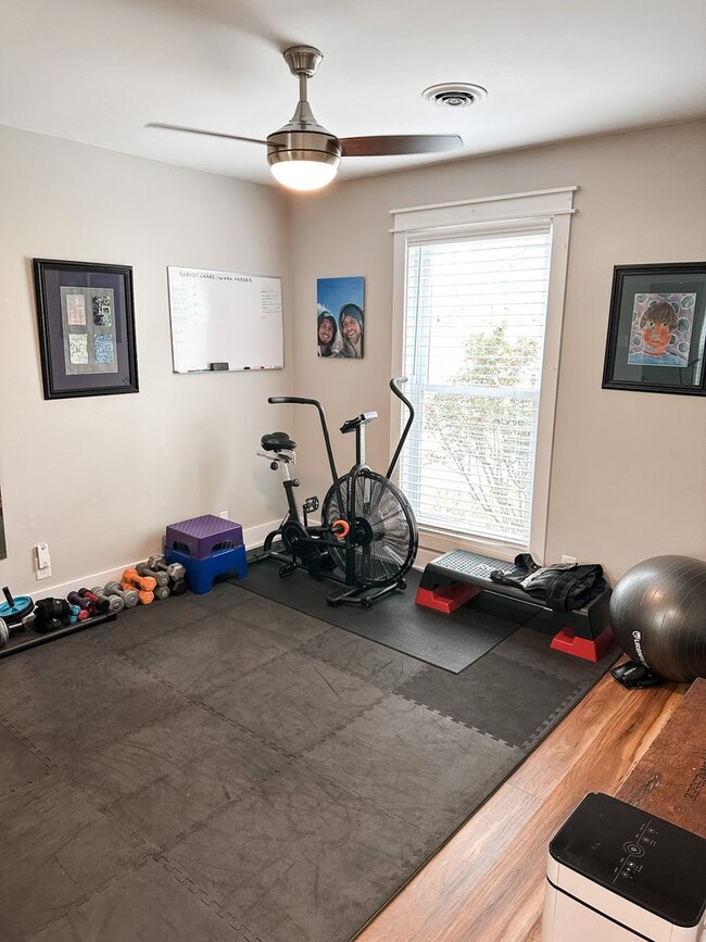 Building Photo - Lovely furnished 3 bedroom 2 bath home in ...