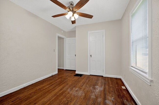 Building Photo - Freshly Updated Home in Warren Township