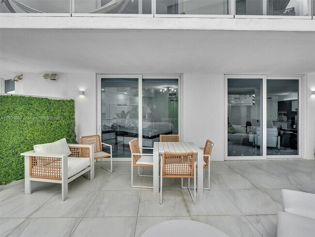 Building Photo - 9821 E Bay Harbor Dr