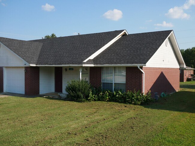 Building Photo - Allynne Ct Duplex