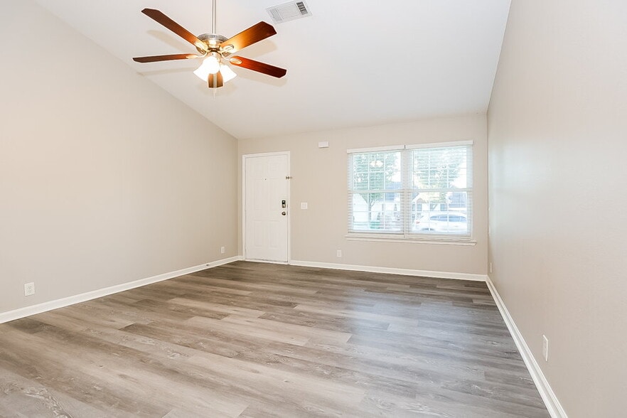 Building Photo - 7552 W Winchester Dr