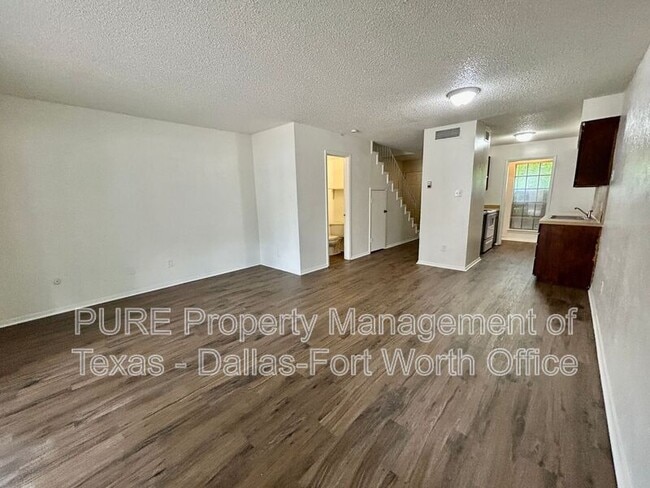 Building Photo - 1126 Highbush Dr