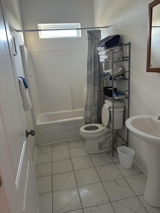 Building Photo - Great 3/2 Fully Furnished-TDY Welcome!!