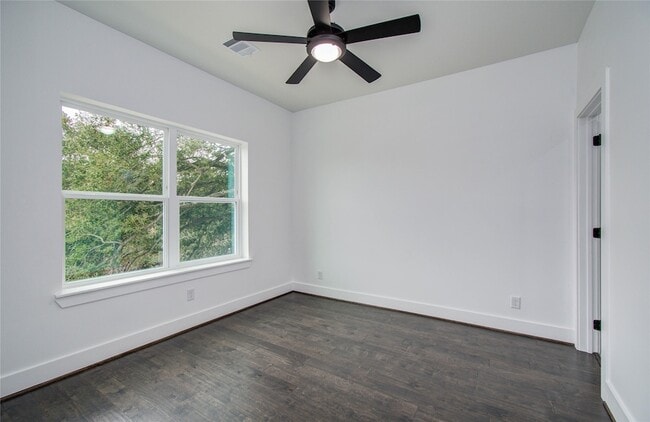 Building Photo - 5024 Winnetka St