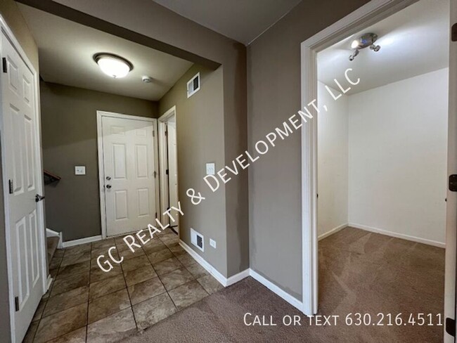 Building Photo - *** BACK ON MARKET / END UNIT TOWNHOUSE / ...