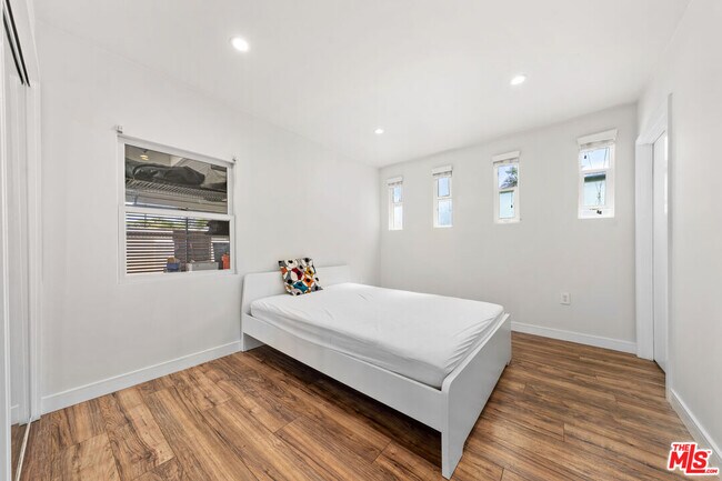 Building Photo - 2559 Colby Ave