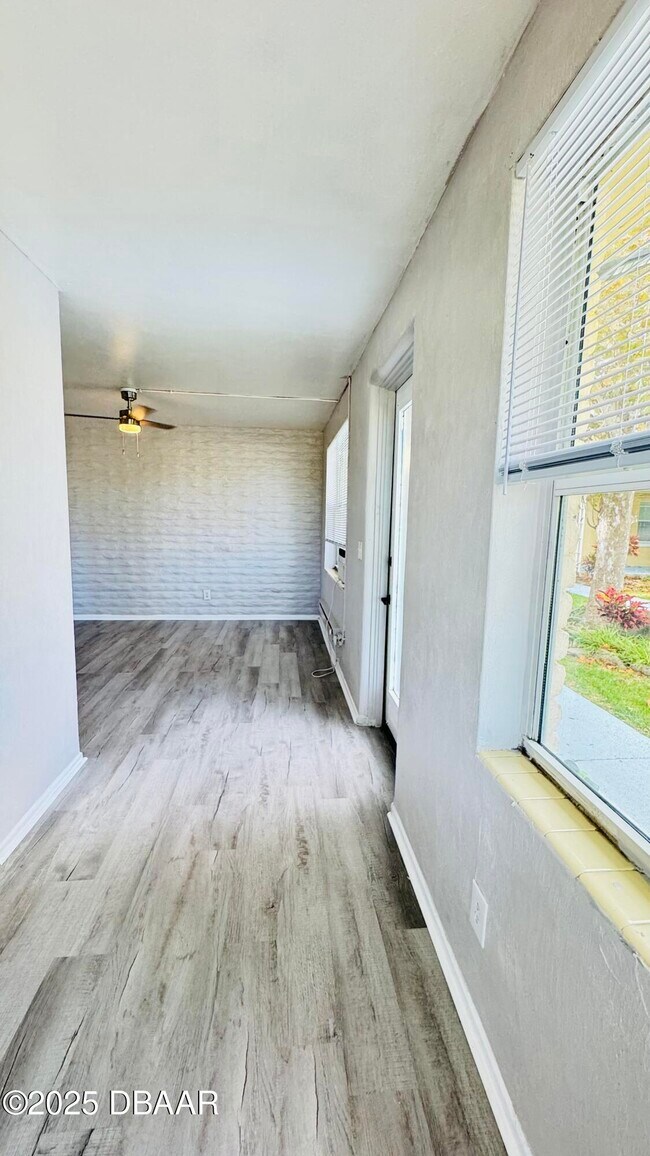 Building Photo - 637 N Oleander Ave