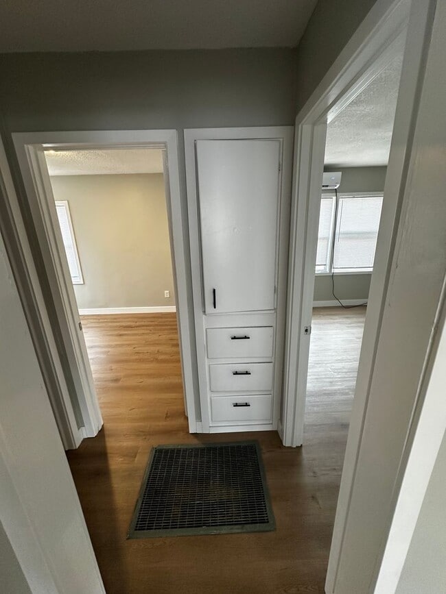 Building Photo - Fully Remodeled 2 Bed 1 Bath Duplex