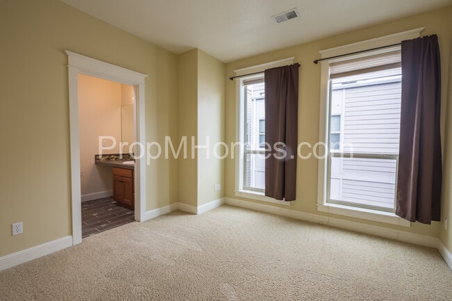 Building Photo - Prime Location - Luxury Two Bedroom Townhouse with Stylish Amenities