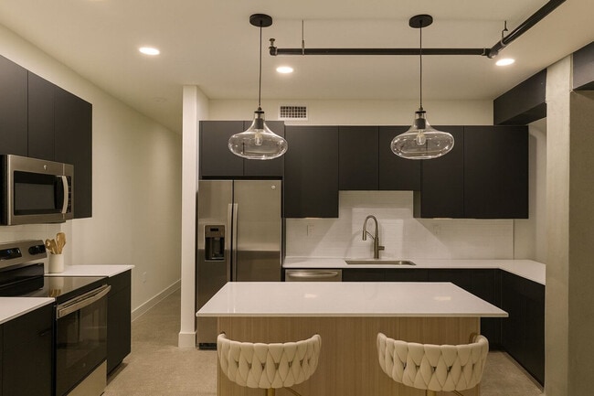 Building Photo - 400 S Main St