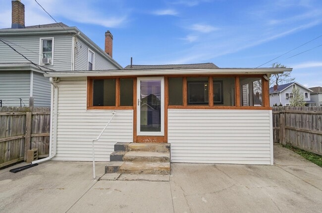 Building Photo - 270 S Cypress Ave