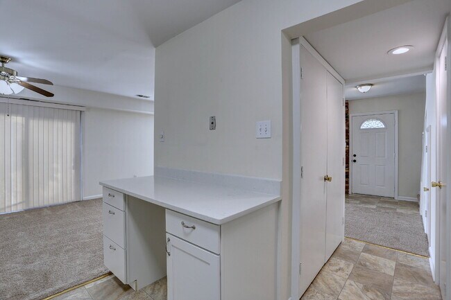 Building Photo - 3BD, 1.5BA - Beautifully Remodeled Townhome in Columbia