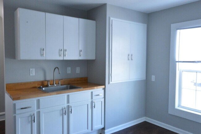 Building Photo - 1 E Raymond St