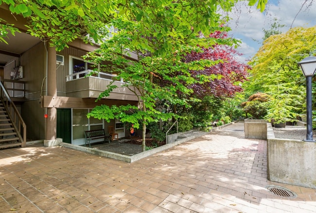 Building Photo - Bellevue Square Ground Floor 2 Bedroom Condo