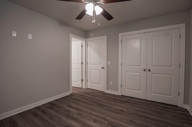 Building Photo - 4 bedroom 3.5 bath home!