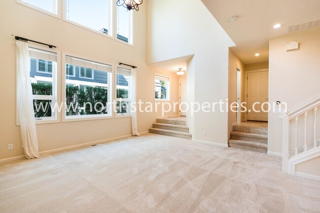 Building Photo - Beautiful Lake Oswego Townhome