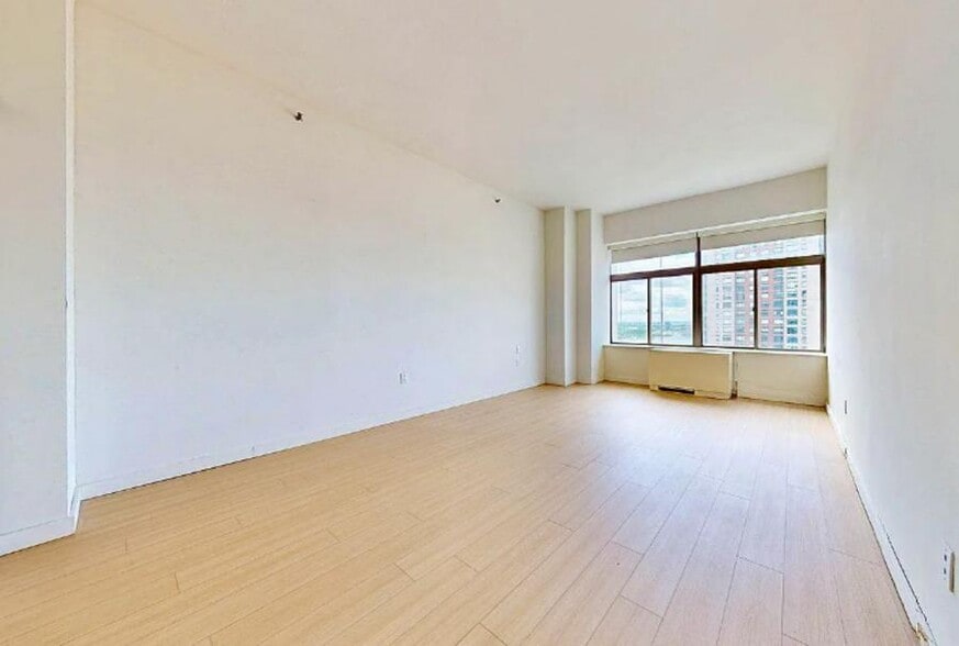 Building Photo - Washington Street