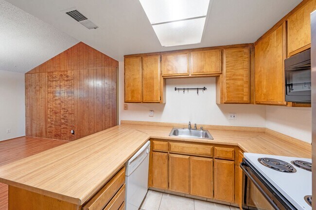 Building Photo - 4830 Suncrest Way