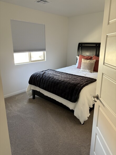 Building Photo - 391 S Deep Creek Dr