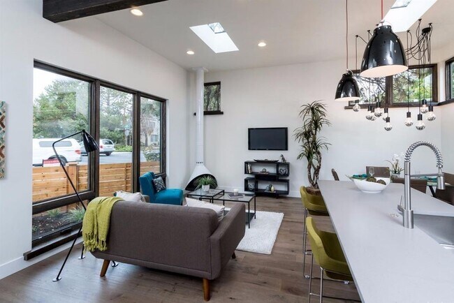 Building Photo - Modern Cottage in Prime Downtown Bend Loca...