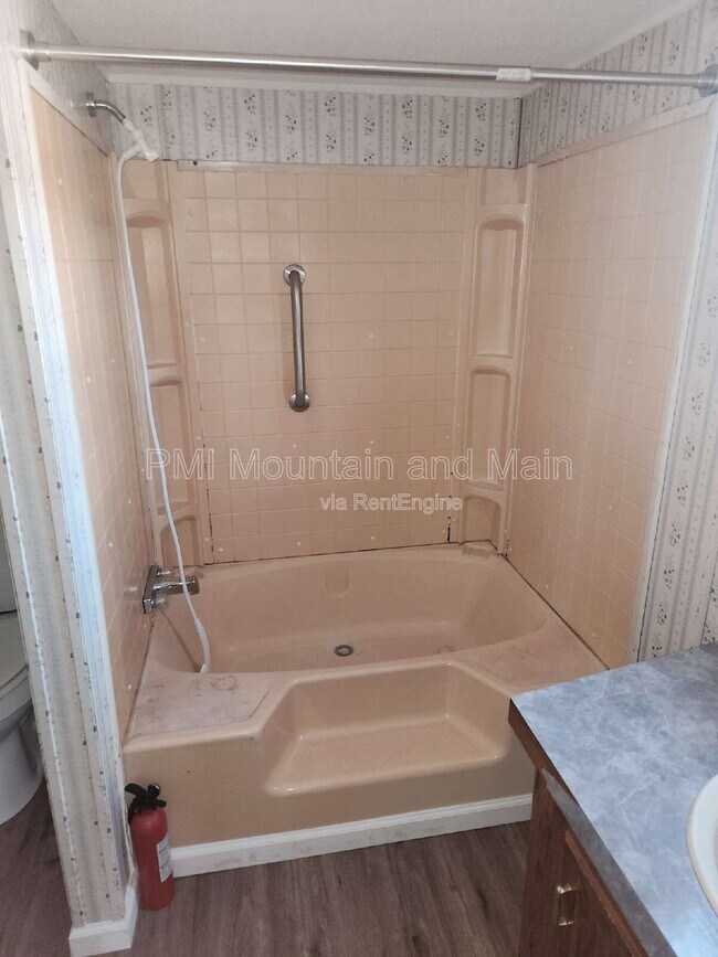 Building Photo - 16 Sarah Hill