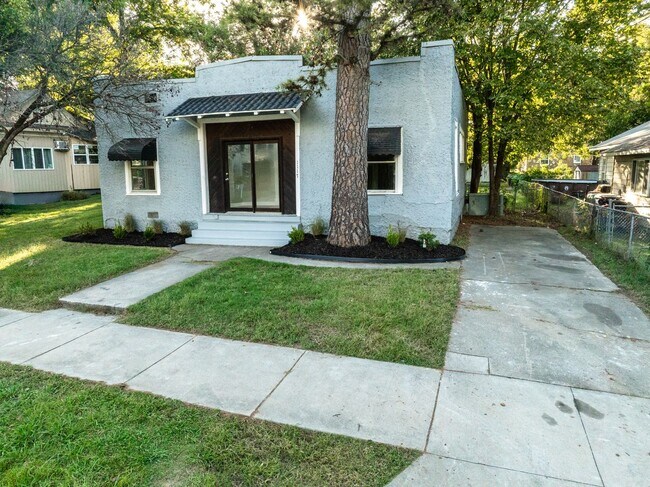 Building Photo - Freshly Updated 3 Bedroom House