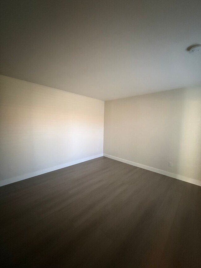 Building Photo - Tatum and Shea - Fully Remodeled Gated Condo that overlooks pool!