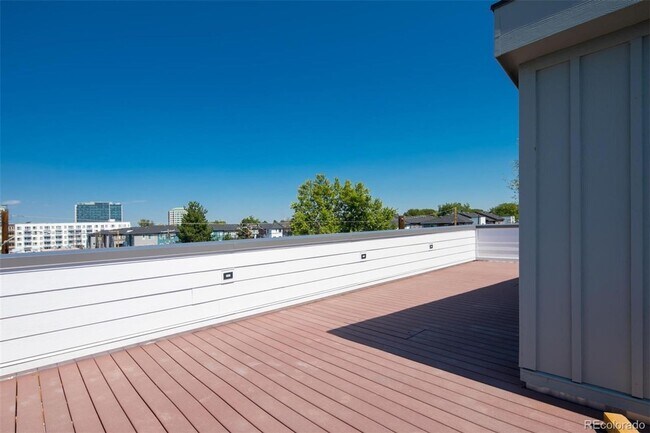 Building Photo - Beautiful Townhome in Southeast Denver