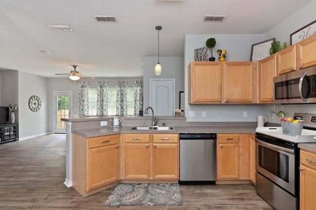 Building Photo - 401 Peoria Blvd