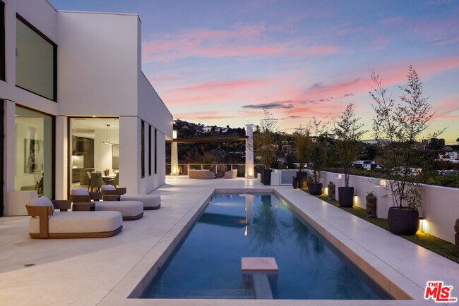 Building Photo - 9405 Sierra Mar Pl
