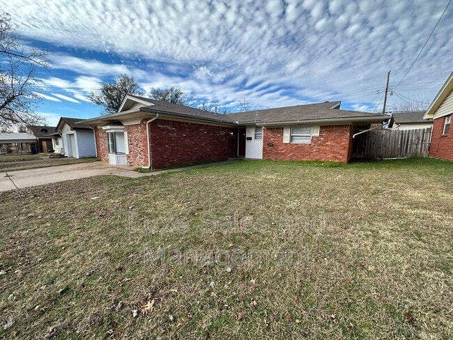 Building Photo - 621 Lotus Ave