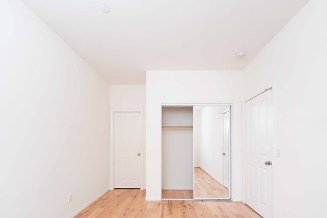 Building Photo - 4 Bedroom & 2 Bathroom