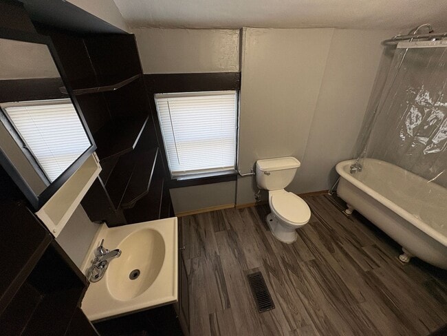 Building Photo - Large Kitchen, Hardwood Floors, Laundry included