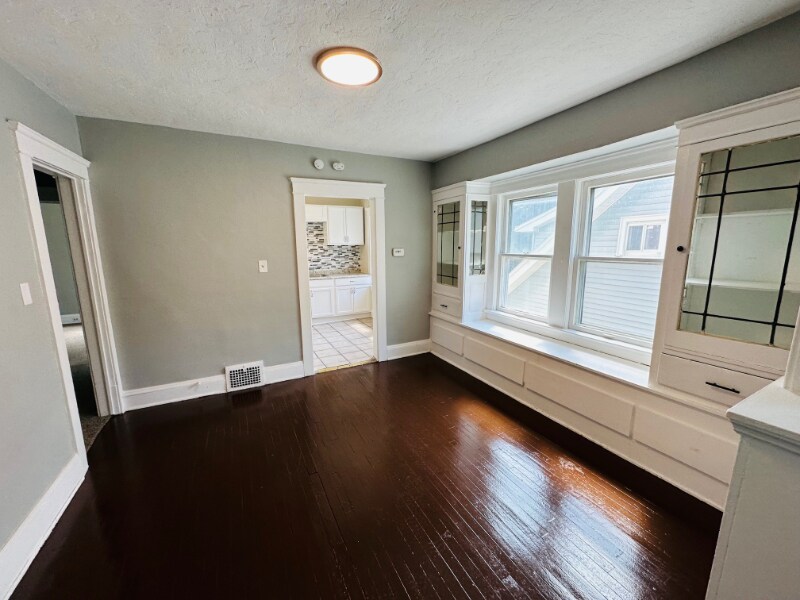 Building Photo - 8710 Vineyard Ave