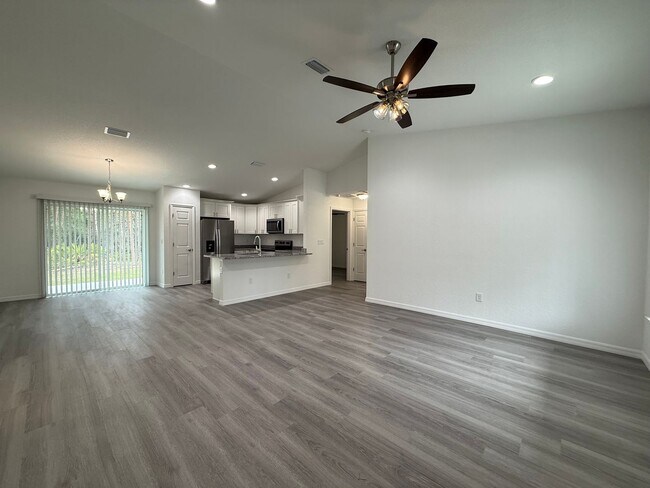 Building Photo - Great Price, Won't Last!!
