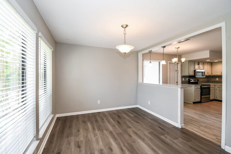 Building Photo - 7152 Holiday Hill Ct