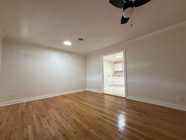 Building Photo - 3 BEDROOM 1 BATH