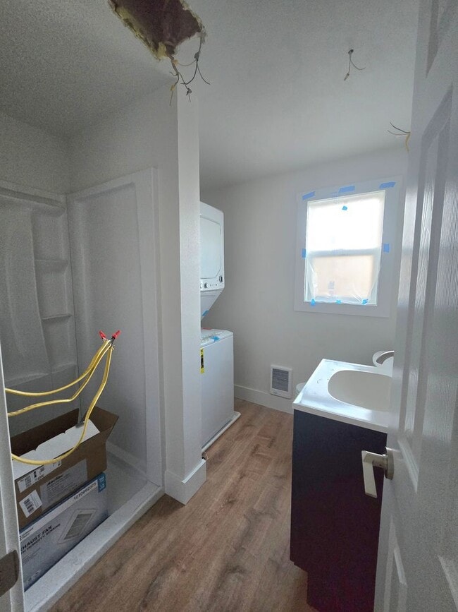 Building Photo - 9 &amp; 9 1/2 Alderson Ave